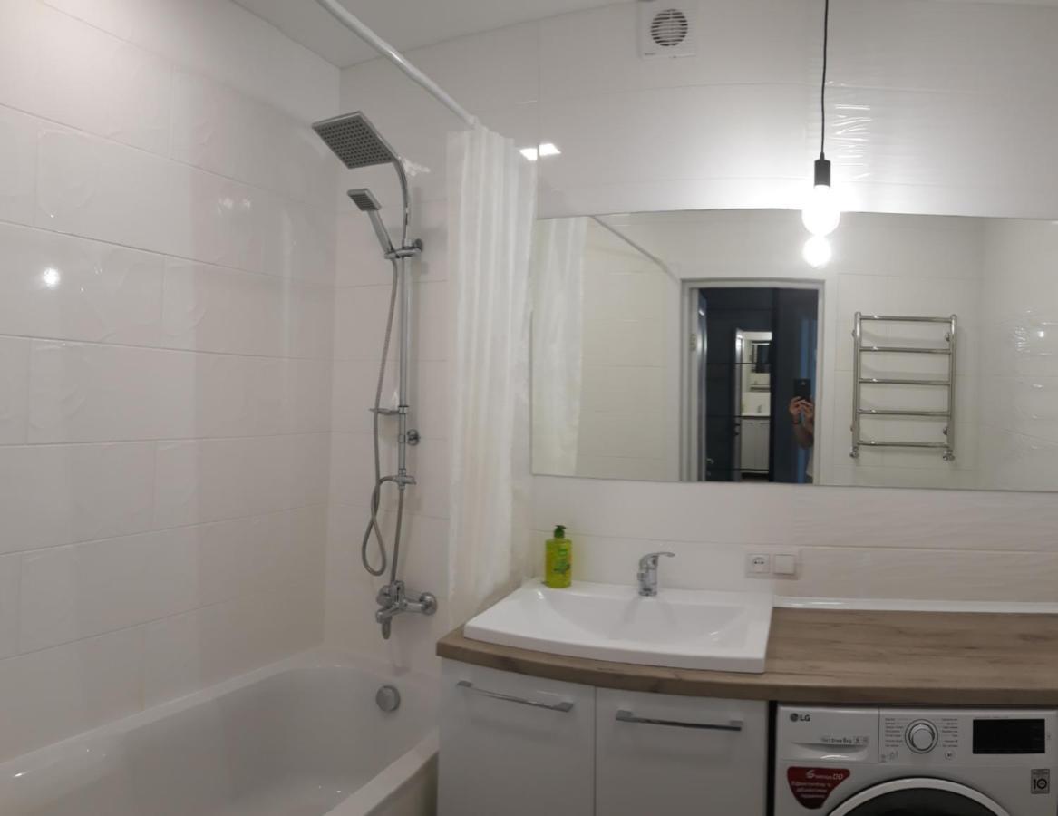 Чудова Квартира В Центрі Міста Rivne Exteriör bild